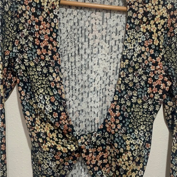 Fitted Yellow and Black Long Sleeve backless mockneck Blouse - Picture 9 of 10